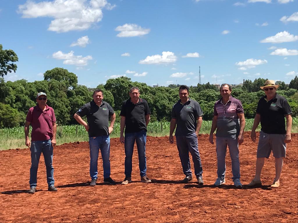 Executivo acompanha terraplanagem das futuras instalações da Cotrab   